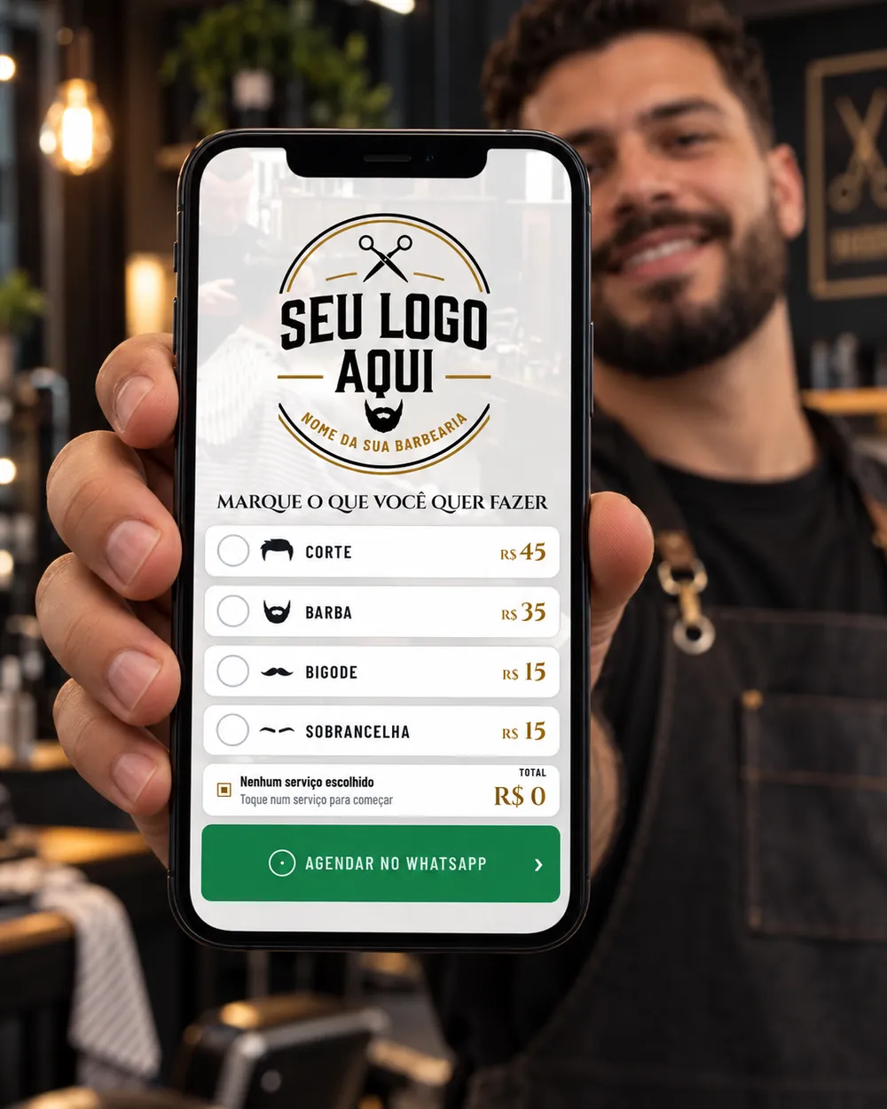 Barbeiro mostrando o app no celular, com o logo da barbearia dele